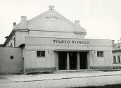 Šternberské Tylovo divadlo bylo otevřeno v roce 1955. Budova původně sloužila jako kino (Saxingerovo kino).
