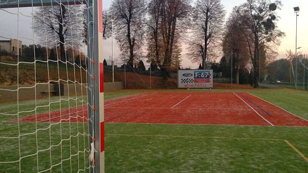 Krčmaň vybudovala moderní sportoviště, které už místní nadšenci začali využívat.