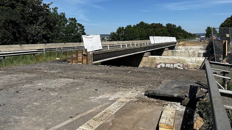 Na dálnici D35 u Mohelnice demolují most přes Třebůvku, 20. června 2022.