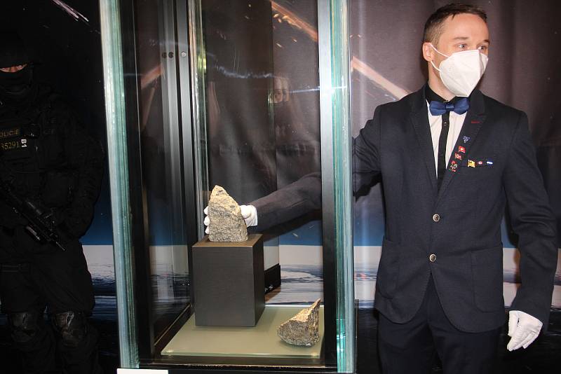 Kurátor výstavy Martin Kováček ukládá meteority do vitríny.