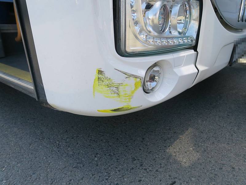 Opilý řidič autobusu v pondělí kolem poledne ve Sladkovského ulici narazil do betonové zábrany a zaparkovaného vozidla Škoda Superb.
