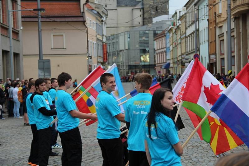 Na start pátého olomouckého půlmaratonu se v sobotu v 19 hodin postavilo pět tisíc běžců ze 41 zemí.