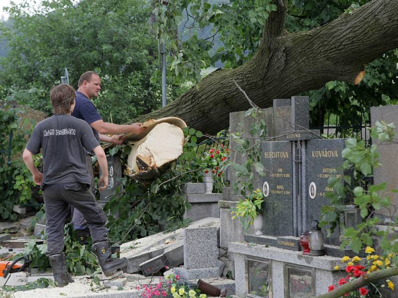 Poryvem větru vyvrácená lípa zničila desítku náhrobků na hřbitově v obci Bouzov na Olomoucku.