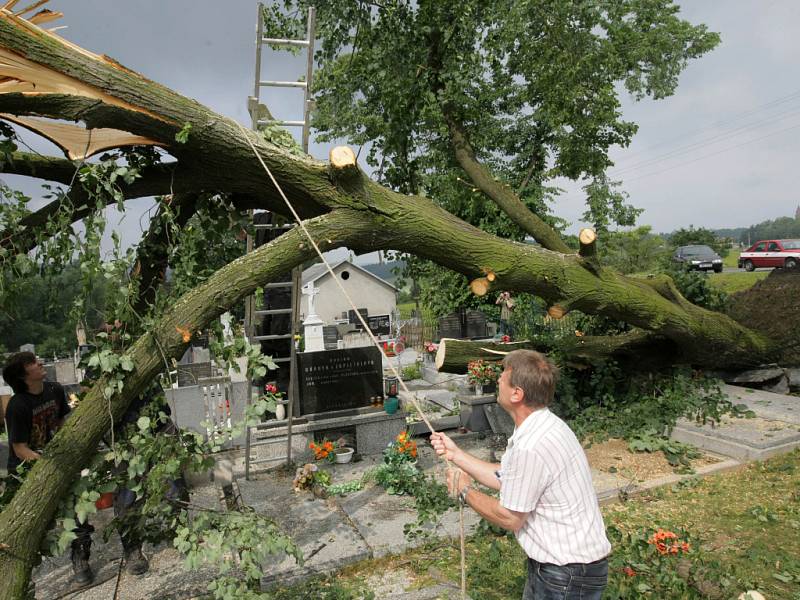 Poryvem větru vyvrácená lípa zničila desítku náhrobků na hřbitově v obci Bouzov na Olomoucku.