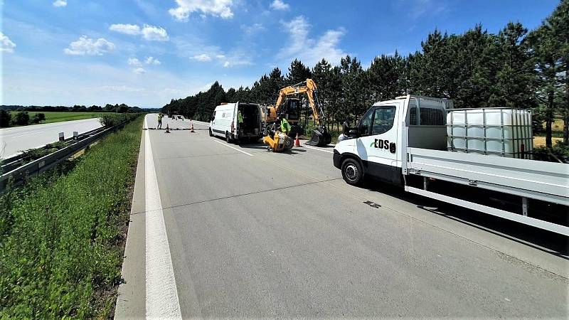 Oprava poškozené dálnice D35 u Přáslavic, červen 2021