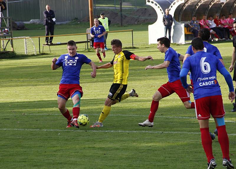 Fotbalisté Nových Sadů (ve žluto-černém) remizovali s Valašským Meziříčím 1:1.