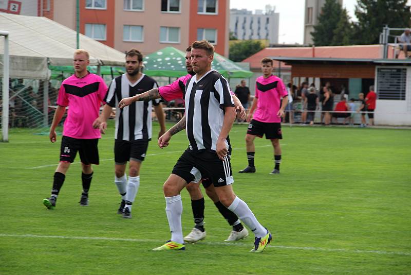 Hodolany (v černobílém) porazily Újezd 5:0.  Marek Heinz