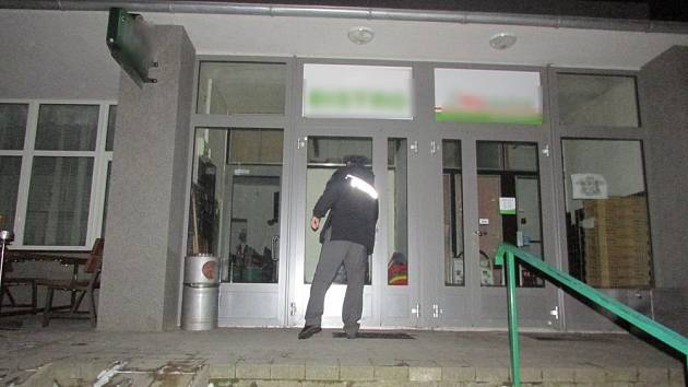 Policie kontrolovala v úterý případné nalévání alkoholu mladistvím v obcích na Olomoucku. 