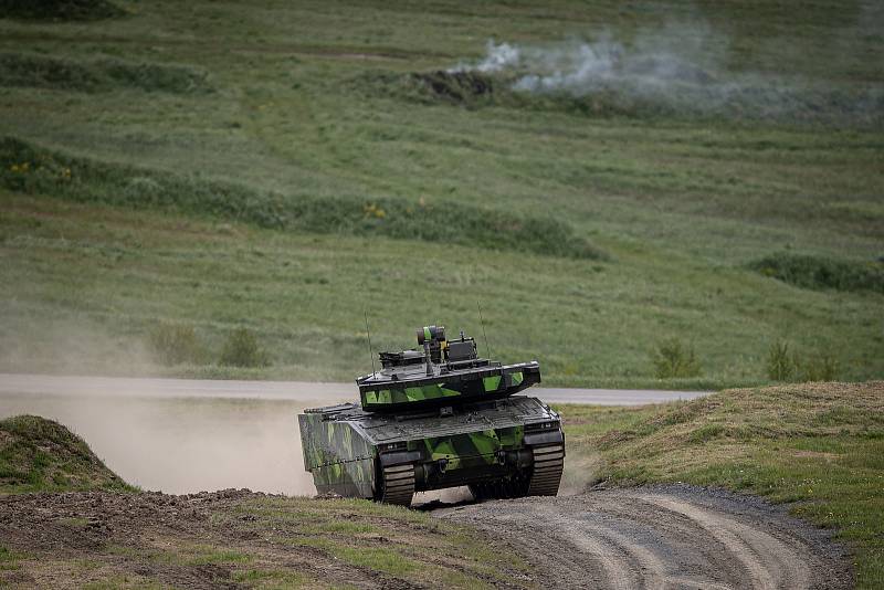 Obrněnec CV90 na mediálním dnu při testování bojových vozidel pěchoty (BVP) z tendru pro českou armádu ve vojenském prostoru Libavá, 27. května 2021