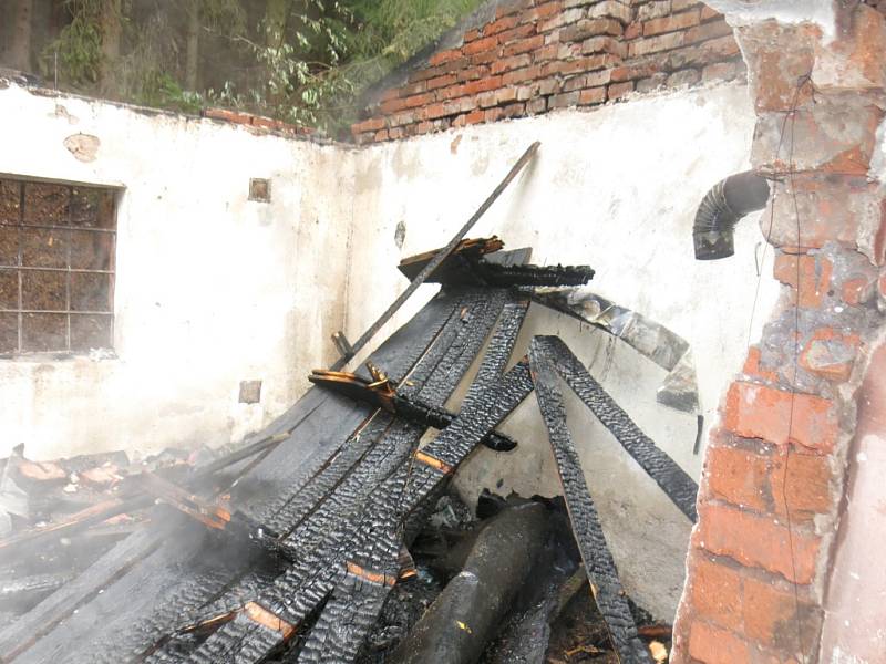 Plameny pohltily bývalý muniční sklad ve Šternberku, který užívali bezdomovci.