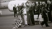 Papež Jan Pavel II. po příletu na letiště - s tehdejším předsedou vlády Václavem Klausem