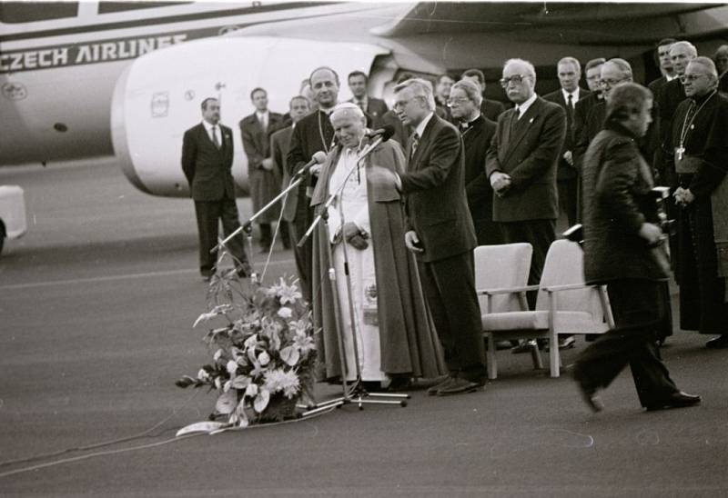 Papež Jan Pavel II. po příletu na letiště - s tehdejším předsedou vlády Václavem Klausem