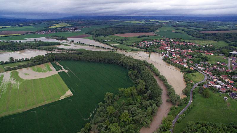 Rozlitá řeka Bečva nad Teplicemi nad Bečvou 22.5.2019 večer. V obci Ústí zaplavila hřiště.