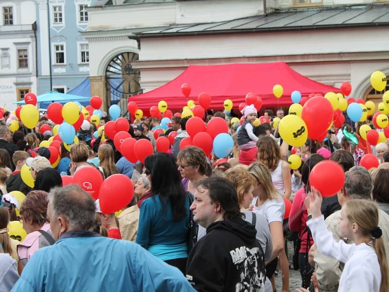 Nad Uničovem se dnes vznášelo 800 balonků