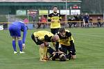 FK Nové Sady (ve žlutém) remizoval s Hranicemi 1:1.