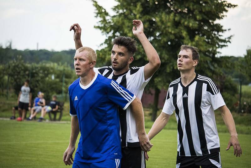 Fotbalisté Dubu nad Moravou (v bílém) porazili Lipovou 3:0.