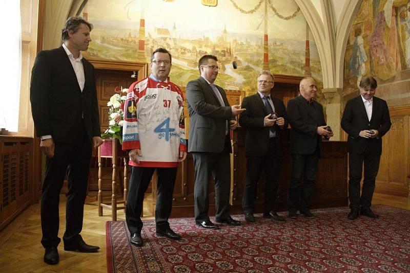 Primátor Antonín Staněk dostal dres Mory. Vedení města ocenila podařenou sezonu hokejistů HC Olomouc