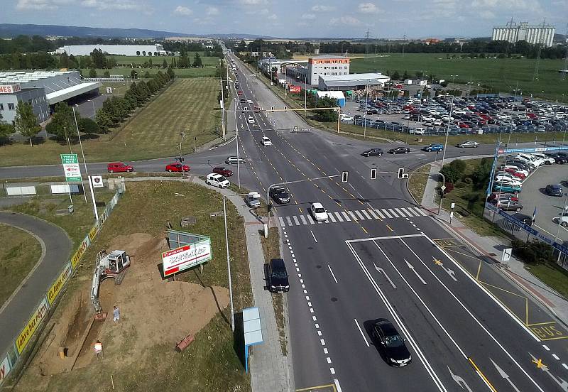 Na výpadovce z Olomouce na Lipník opravují vozovku, provoz je tam zúžený jen na část silnice