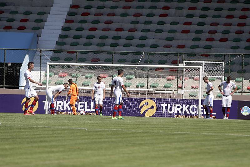 Fotbalisté z Olomouckého kraje (v bílém) v prvním zápase základní skupiny prohráli v Istanbulu se Španělskem 1:4