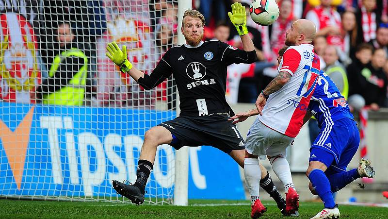 Fotbalové utkání HET ligy mezi celky SK Slavia Praha a SK Sigma Olomouc 11. března v Praze. Zleva brankář Michal Reichl vs. Miroslav Stoch.