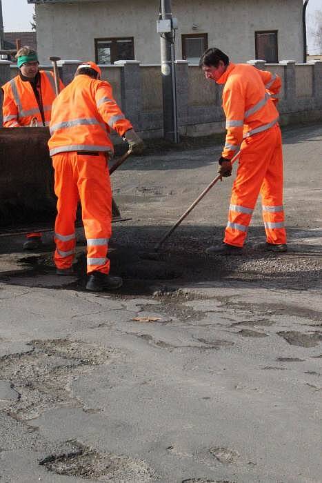 Rozbitá silnice ve Třech Dvorech, místní části Litovle na Olomoucku. Vozovka je děravá v celé vsi. Auta a nákladní vozy zde nemohou jet rychleji než 20 km/h. Není zde