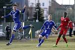 Olomoučtí fotbalisté (v modrém) porazili v přípravě Nitru 1:0. Aleš Škerle (vlevo) a Uroš Radakovič.