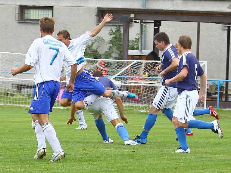 Fotbalisté Šternberka (v bílých trikách) proti Troubkám