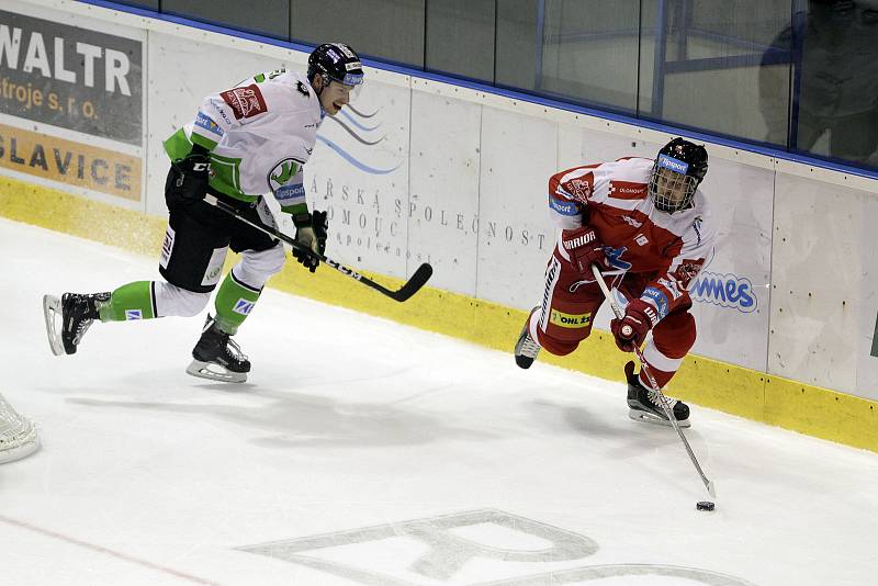 Olomoučtí hokejisté (v červeném) prohráli s Mladou Boleslaví 1:3