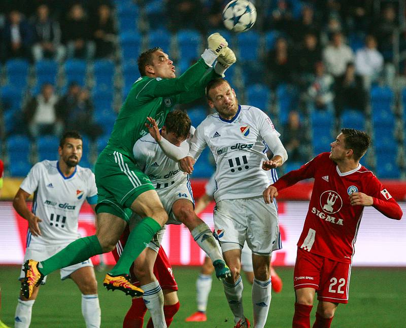 brankář sigmy vyráží balón, zleva Milan Baroš, Miloš Buchta, Ondřej Šašinka, Martin Šindelář, Lukáš Kalvach