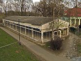 Zdevastovaný bývalý pavilon D v Bezručových sadech v Olomouci