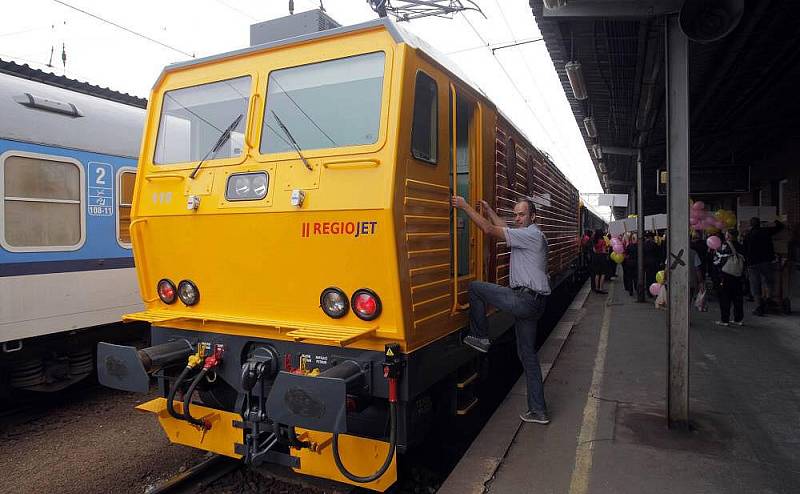 Žlutý expres RegioJet při prezentační jízdě v Olomouci