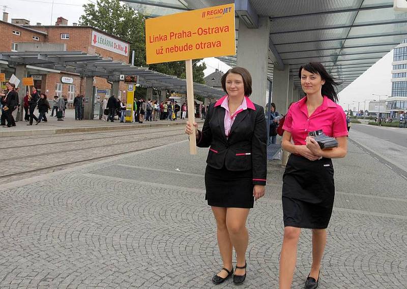 Žlutý expres RegioJet při prezentační jízdě v Olomouci