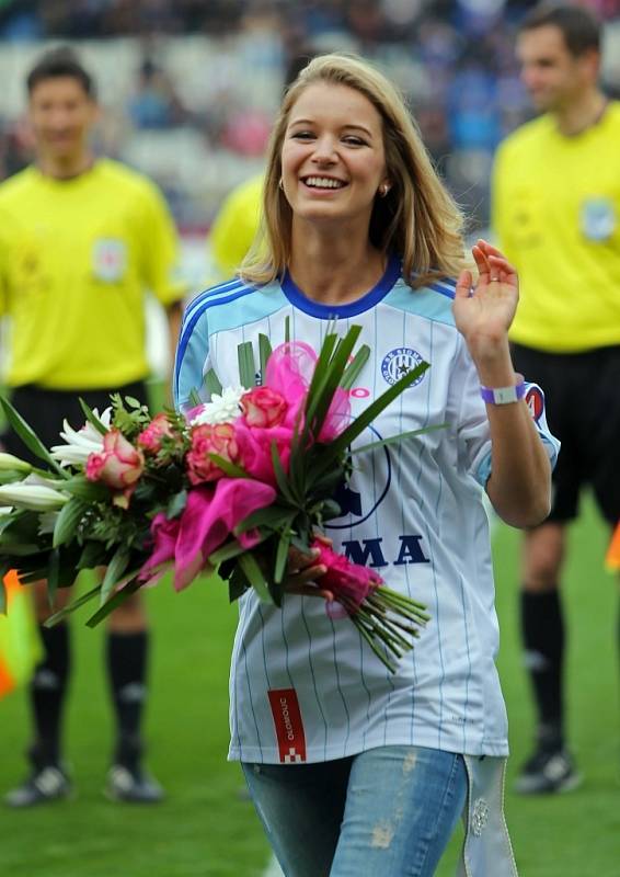 Sigma proti Bohemians - - na fotbal zavítala i Česká Miss 2014 Gabriela Franková