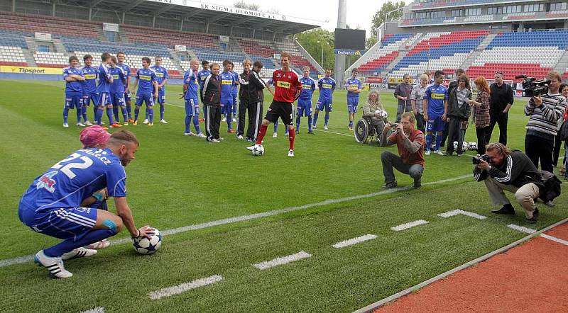 Fotbalisté Sigmy se fotili s handicapovanými fanoušky