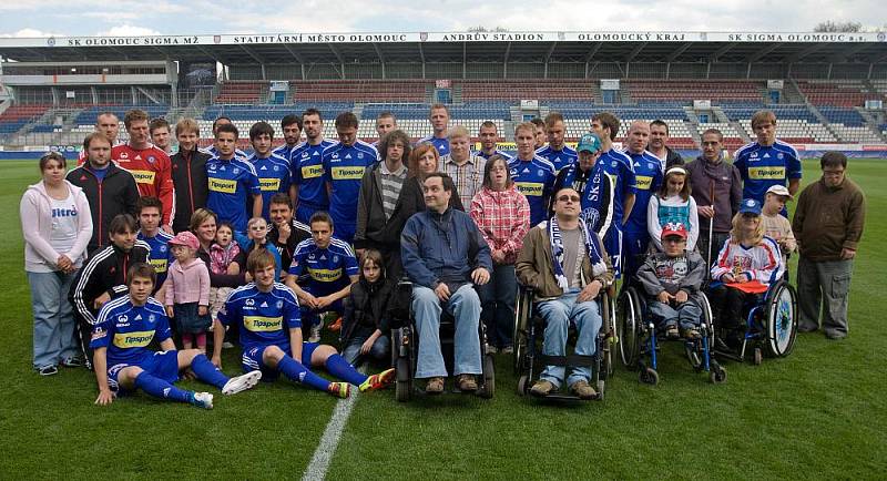 Fotbalisté Sigmy se fotili s handicapovanými fanoušky