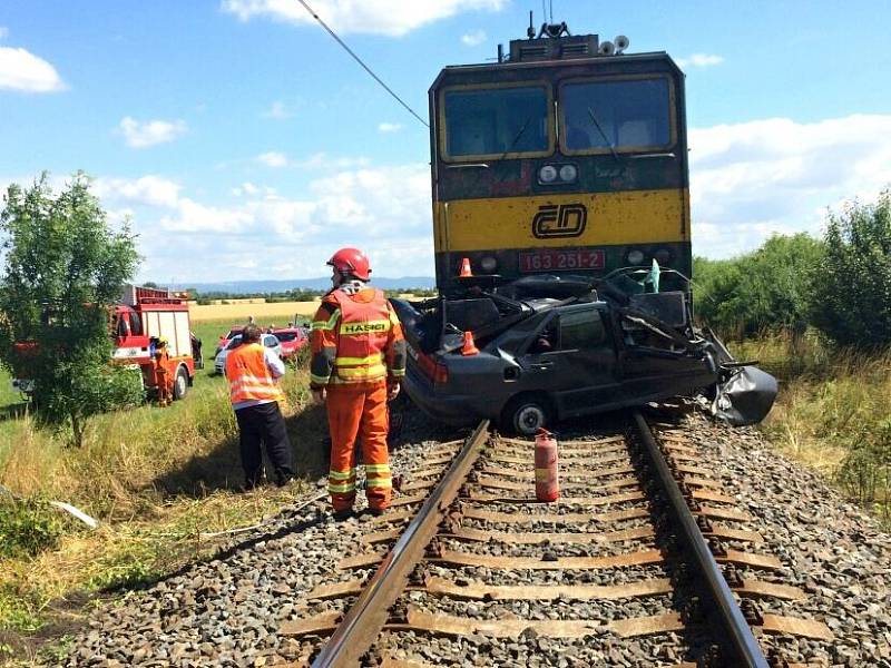 Tragická srážka vlaku s renaultem u Vlkoše