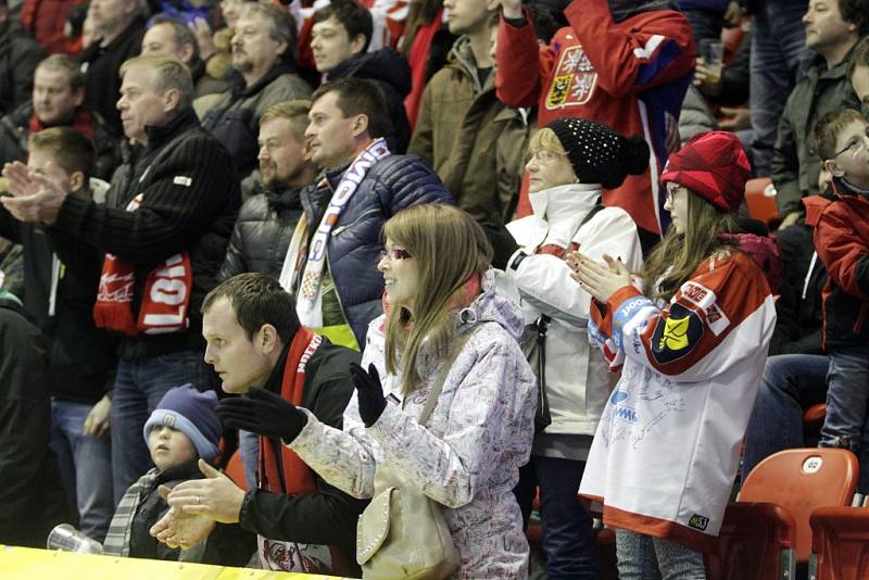 Olomoučtí hokejisté (v bílém) porazili ve čtvrtém utkání čtvrtfinále Plzeň 2:1. Stav série je 3:1 pro Plzeň.