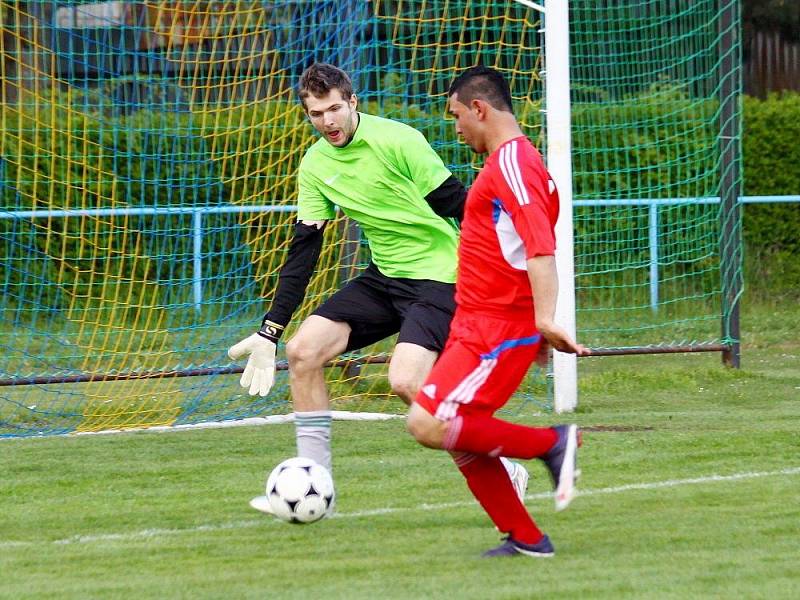 Fotbalisté Šternberka (v červeném) proti Velkým Losinám