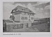 LUŽICE - ČESKÁ HRANIČÁŘSKÁ ŠKOLA. Základní kámen byl položen 4. září 1926. Stavba školy byla pro obec velkou událostí a oslav jejího otevření se zúčastnili i bratři Frištenští, kteří projekt podpořili.