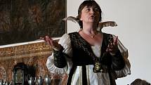Nedělní podvečerní program na šternberském hradě patřil průvodcům v kostýmech a jejich scénkám