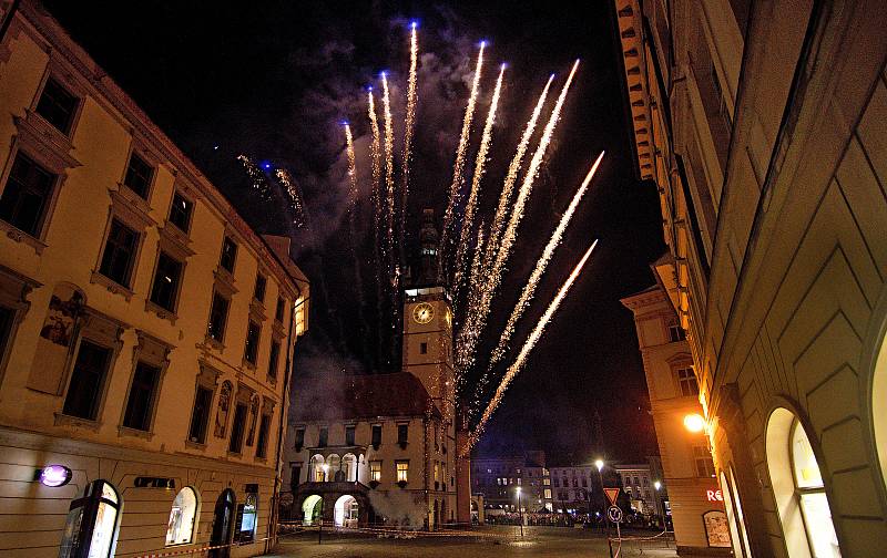 Ohňostroj k výročí 100 let republiky v Olomouci na Horním náměstí.
