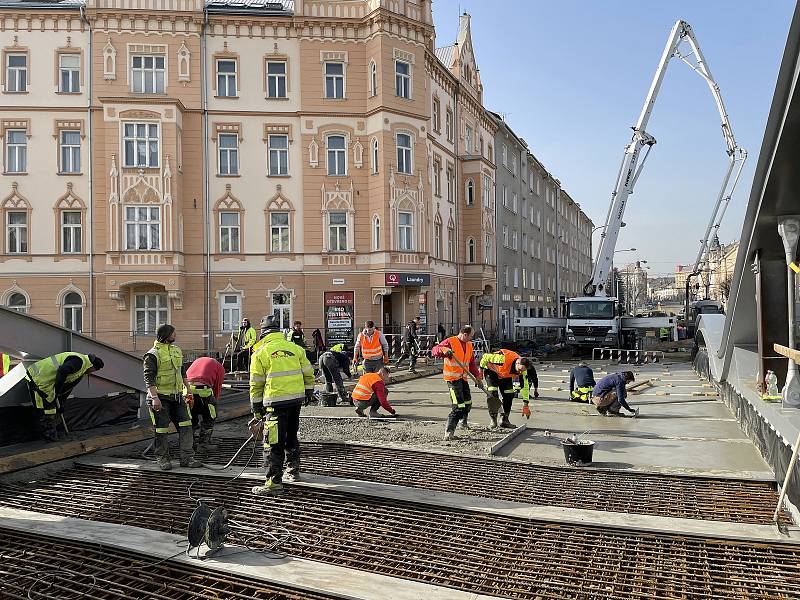 Betonování mostu v Masarykově třídě v Olomouci, 24. února 2021