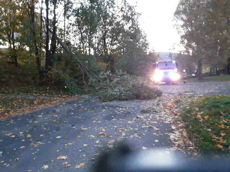 Hasiči likvidují větrem popadané stromy v Olomouckém kaji, 21. října 2021