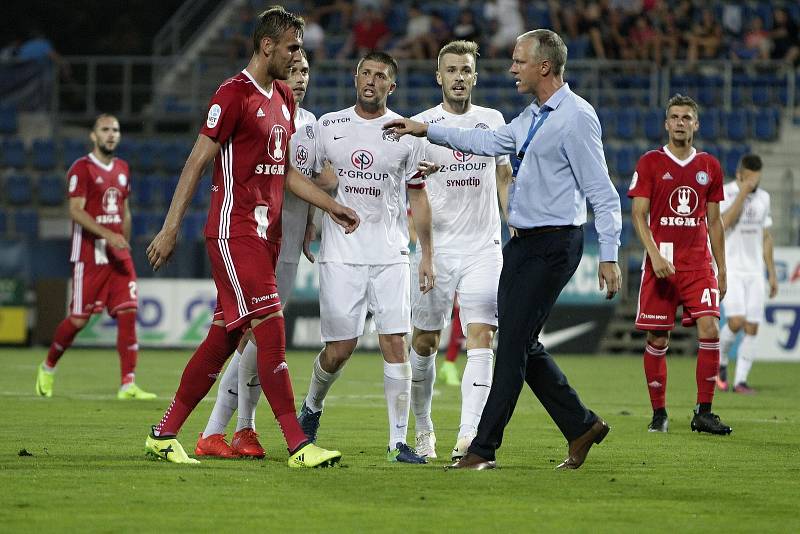 Olomoučtí fotbalisté (v červeném) remizovali se Slováckem 0:0Tomáš Chorý (vlevo), Veliče Šumulikoski (uprostřed), trenér Sigmy Václav Jílek (vpravo)