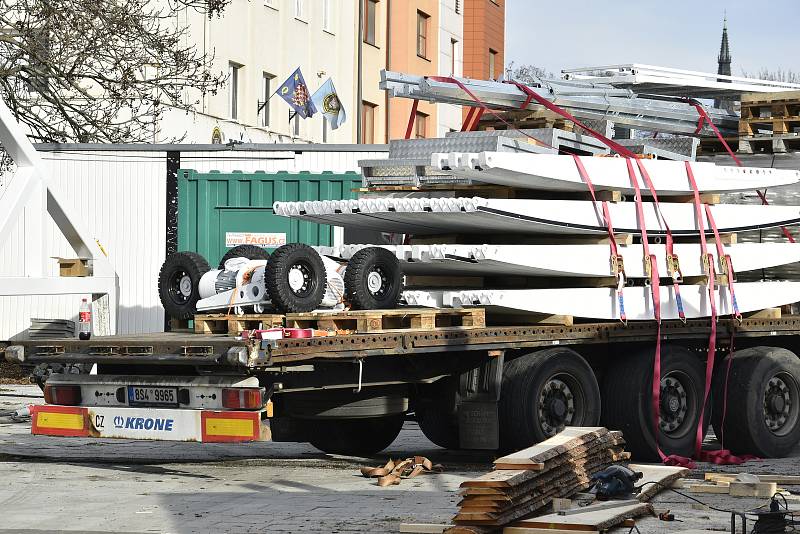 Na plochu u olomoucké tržnice přivezli materiál na stavbu vánočního ruského kola, 19. listopadu 2019