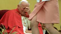 Slavná fotka, která obletěla svět. Papež Jan Pavel II. se baví při tanečním vystoupení na setkání s mládeží na Svatém Kopečku