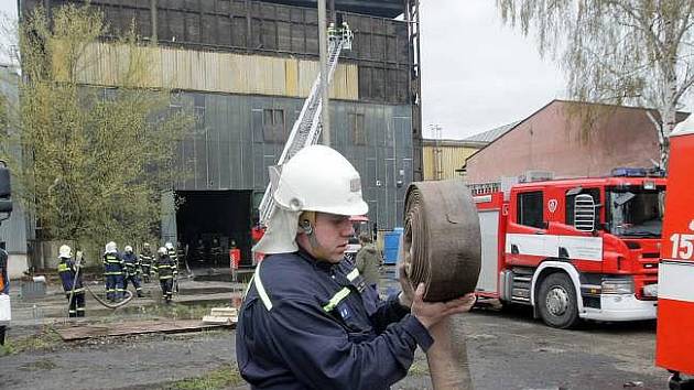 Výrobní halu v areálu Sigmy v Lutíně zachvátil požár