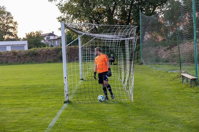 Fotbalisté Hodolan (v pruhované) porazili Červenku 5:1