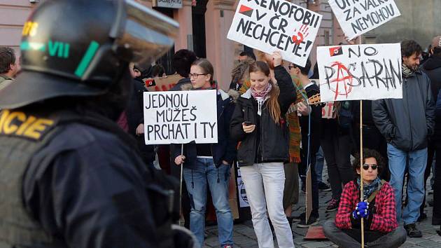 Odpůrci demonstrace proti migraci v Opletalově ulici v centru Olomouce