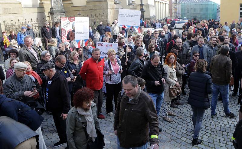 Protestní akce Proč? Proto! na olomouckém Žerotínově náměstí